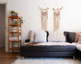 Escape to Paradise: Farm Stay with Wildlife & Stunning Views - Apollo Bay - Living room