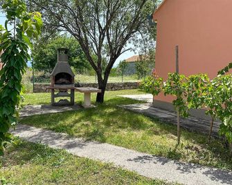 1 bedroom cozy home in Knin - Knin - Patio