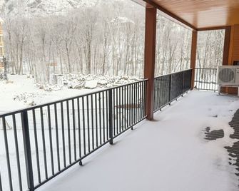 Ski-In Adjacent 200m - 3BR - Free Shuttle - Sleeps 8 - Mont-Tremblant - Balkon