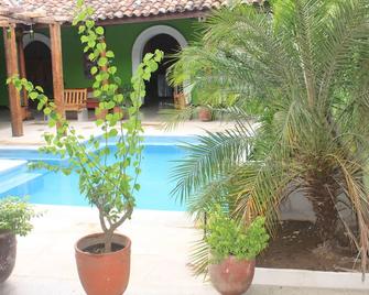 El Caite Hostel - Granada - Piscina