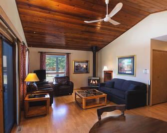 Chalet #134 - Pet Friendly Two Bedroom - Hinton - Sala de estar