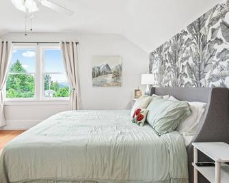 Spacious 4-bedroom 2-bath Home In Beautiful Oregon City, Pet Friendly! - Oregon City - Bedroom