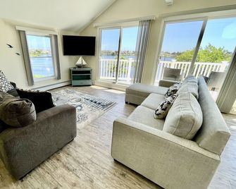 Spacious Beach House 2 blks to Ocean. Lake Views and Awesome Game Room! - Point Pleasant Beach - Huiskamer