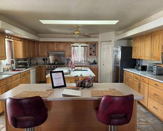 Charming 3-bedroom house a short walk to Historic Downtown Seligman with AC - Seligman - Kitchen