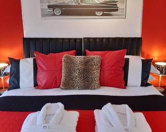 Cadillac Kustomz Hotel - Isle of Bute - Bedroom