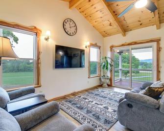 Newport Retreat 12 Mi to Great Smoky Mountains! - Newport - Living room