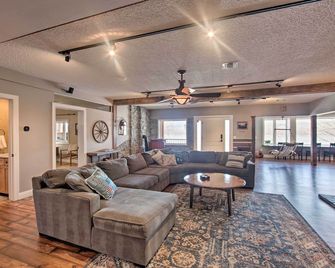 Dock and Hot Tub Susquehanna River Retreat! - Pequea - Living room