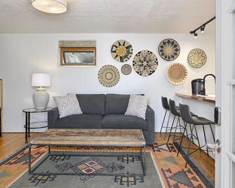 Dos Hermanas Suite 6 Downtown Studio - سانتا في - غرفة معيشة