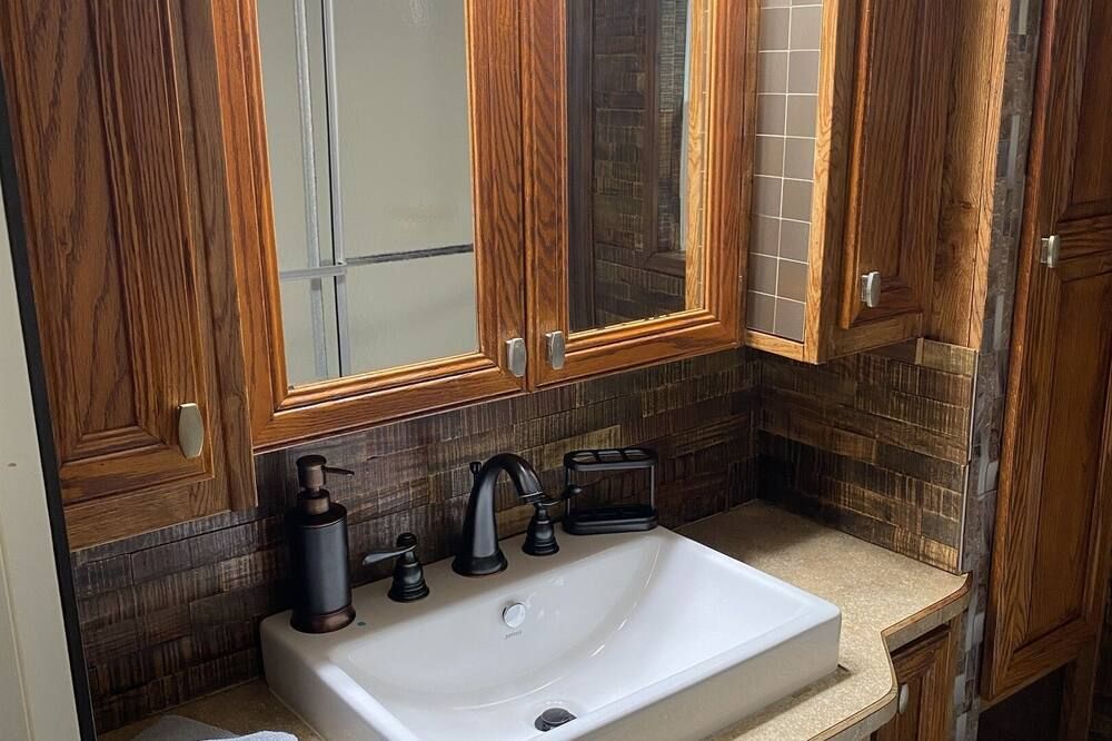 Homey Villa with Loft in Bloomington - Bloomington - Bathroom