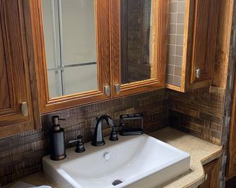 Homey Villa with Loft in Bloomington - Bloomington - Bathroom
