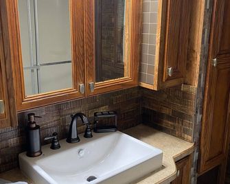 Homey Villa with Loft in Bloomington - Bloomington - Bathroom