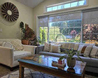 Perfect Getaway King Suiteprivate Hot Tubfire Pit - Carnation - Living room