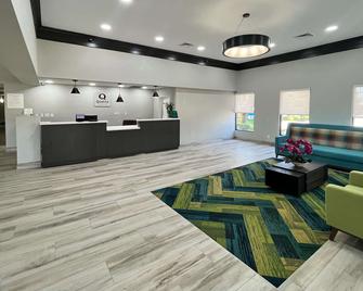 Quality Inn & Suites at Airport Blvd I-65 - מובייל - לובי