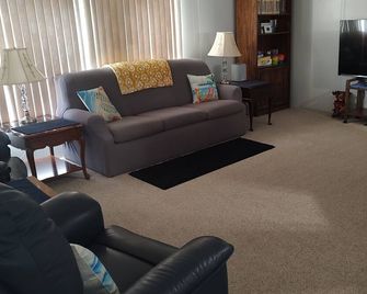 Cozy,clean, peaceful and conveniently located near rest, shopping, hospital - Zephyrhills - Soggiorno