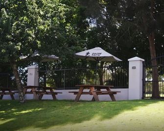 Bateau Bay Hotel - The Entrance - Patio