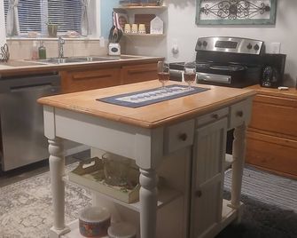 EV and RVs welcomed at this peaceful 1-bedroom sleeps 4 cabin. - Hoodsport - Kitchen