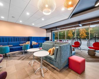 Tru by Hilton Brockton - Brockton - Lounge