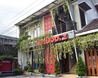 RedDoorz Plus near Hartono Mall - Depok