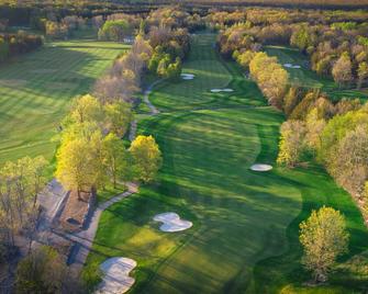 The Carter House | 16 Person Luxury Accommodations | Black Bear Ridge Resort - Belleville - Building