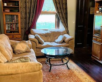 Charming 2-bedroom home in Easley - Easley - Sala de estar