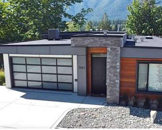 The Haven - Spacious Lakeview Getaway with Hot Tub, Sauna & Beach Access - Lake Cowichan - Building