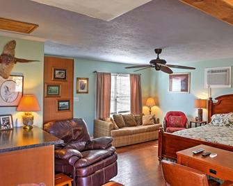 Paradise Cove Cabin with Boathouse and Dock - Guntersville - Living room