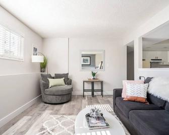 Bright and beautiful 2 bedroom minutes to ocean & shopping - Sidney - Living room