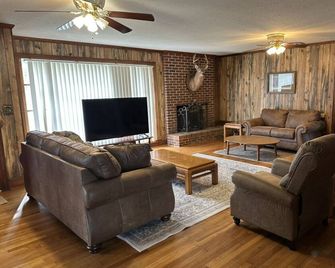 Delightful Farmhouse 4-bedroom 2 full bathrooms located in Marshallville, GA - Marshallville - Sala de estar