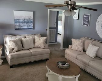 One level home close to interstate and 25 minutes to Nashville. - Murfreesboro - Living room