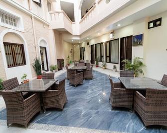 Shree Ganesha Palace Near Kashi Vishwanath Temple - ורנאסי - פטיו