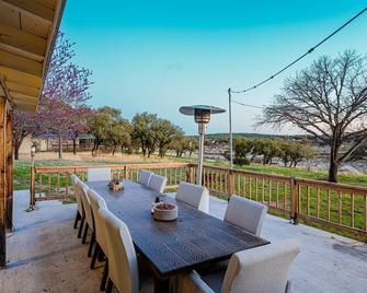 Tiny Waterfront Cabin w Dock, Kayak, SUPs sleeps 7 - Marble Falls - Patio