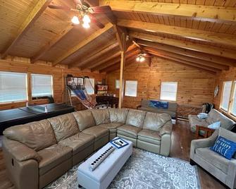 Northern Lake George lake front property - Ticonderoga - Huiskamer