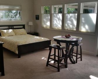 Cozy studio in San Rafael; close to everything the Bay Area has to offer! - San Rafael - Bedroom