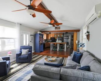 King Bed | Fire Place | Chefs Kitchen | Fast Wifi - Port Matilda - Living room