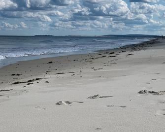 Enjoy the quiet of early autumn in this cozy, bright ocean side cottage - Duxbury - Beach
