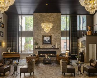 Experience Old-World Charm with Modern Comforts in Our Historic View Room - Glenwood Springs - Lounge