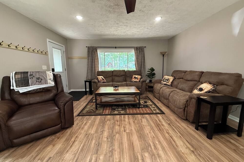 Knotty by Nature! Firepit and Parking! Less than a mile to trails and the lake! - Prudenville - Sala de estar