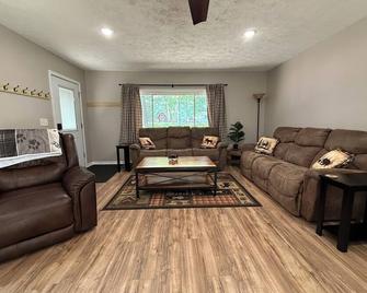 Knotty by Nature! Firepit and Parking! Less than a mile to trails and the lake! - Prudenville - Sala de estar