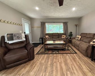 Knotty by Nature! Firepit and Parking! Less than a mile to trails and the lake! - Prudenville - Sala de estar