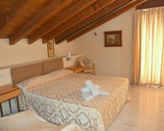 Hotel Ristorante Miralago - غردة - غرفة نوم