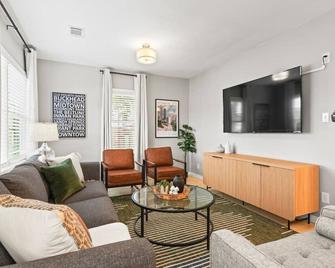 The Kirkwood Grand: Brand New 6 Brs + Game Room - Atlanta - Living room