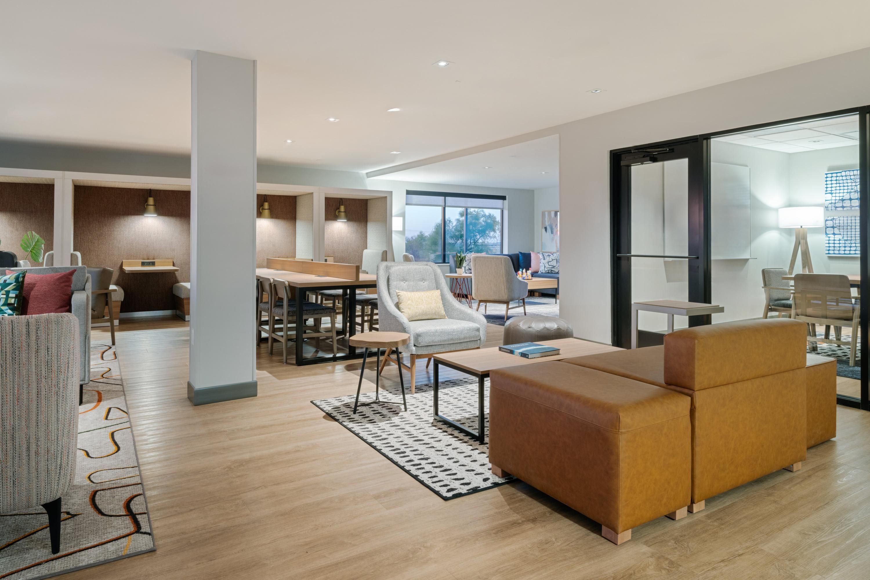 Atwell Suites Kansas City Airport By IHG - Platte Gardens - Wohnzimmer