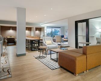 Atwell Suites Kansas City Airport By IHG - Platte Gardens - Вітальня