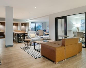 Atwell Suites Kansas City Airport By IHG - Platte Gardens - Wohnzimmer
