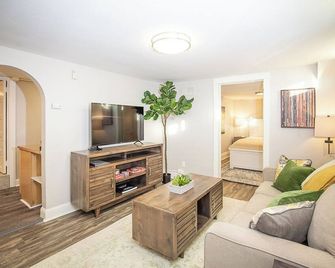 Greeley Station | Unc Retreat W/ Fire Pit & Bikes - Greeley - Living room