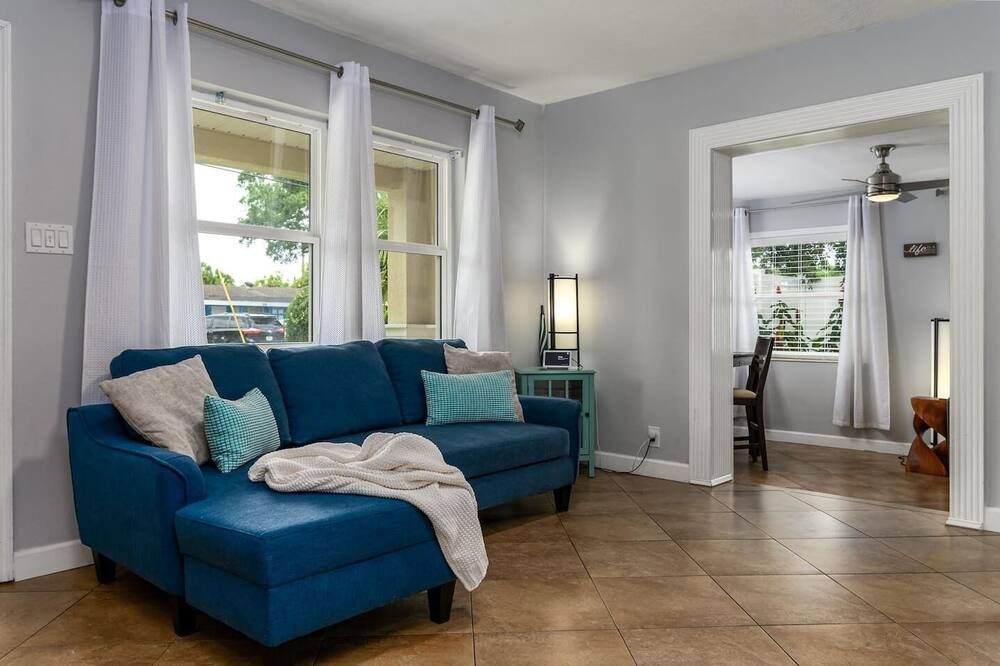 Cozy Well-Equipped Home In The Heart Of South Tampa. Amazing Fenced-in Backyard! - Tampa - Living room