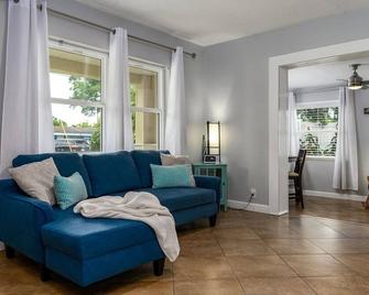 Cozy Well-Equipped Home In The Heart Of South Tampa. Amazing Fenced-in Backyard! - Tampa - Sala de estar