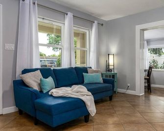Cozy Well-Equipped Home In The Heart Of South Tampa. Amazing Fenced-in Backyard! - Tampa - Living room