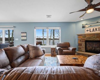 Lakefront Oasis, Dog-Friendly with Boat and Sauna included - Pocono Summit - Sala de estar