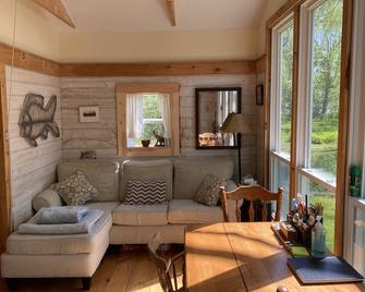 Seasonal conveniently located Family and Pet-friendly Lakefront Sanctuary - Rockport - Living room